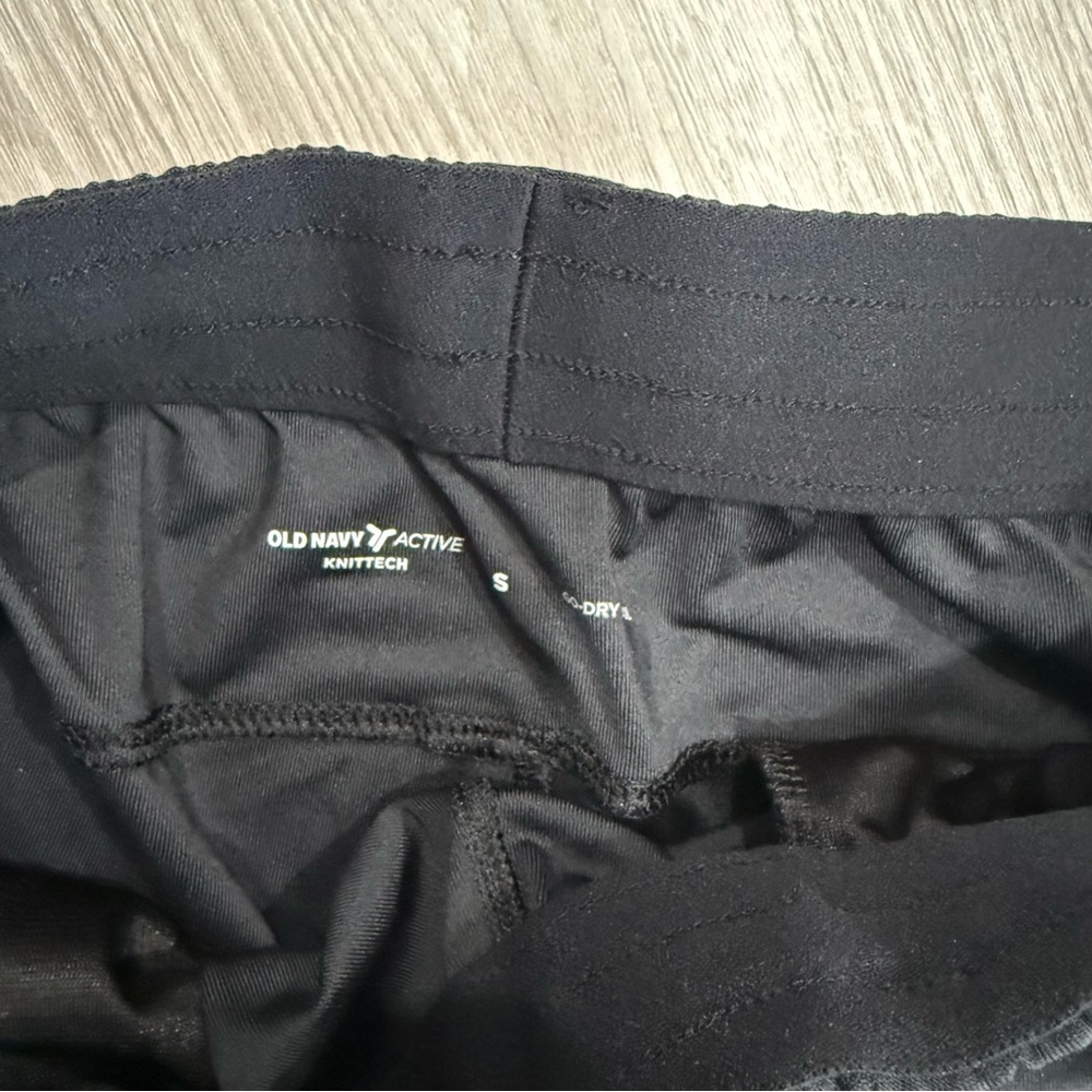 Old Navy Men's Dark Gray Athletic Shorts - Picture 2 of 3